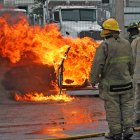 Los bomberos lucharon contra el fuego provocado