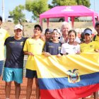 Jugadores, cuerpo técnico y dirigente, luego del torneo sub-12 en Salinas.
