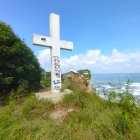 Descuidos. La icónica cruz del santuario se encuentra llena de grafitis y en un área ahora en riesgo.