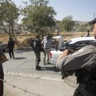 Imagen referencial. Policía de Israel realizando inspección en vehículos.