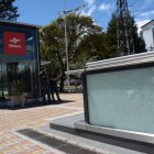 Situación.La madrugada del 9 de julio, la parada  La Carolina del metro fue vandalizada por gente no identificada. A pedradas rompieron los paneles de acceso