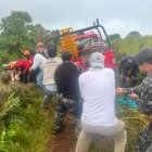 Tarea. Bomberos, guardaparques y policías ayudaron en el rescate.