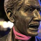Fotografía de una de las esculturas del centro de Guayaquil con el collar rosa en el cuello.