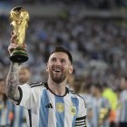 Foto de archivo de Lionel Messi con el trofeo de la Copa Mundo ganada por la selección de Argentina en Qatar 2022.