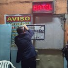 Personal Municipal procede a colocar los sellos de clausura en uno de los hoteles.