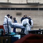 Peritos forenses trabajan en la zona donde se registró un incendio durante la madrugada de este lunes 10 de julio en la ciudad de Toluca (México). Al menos ocho personas murieron este lunes por el incendio en la Central de Abasto de Toluca, capital del Estado de México.