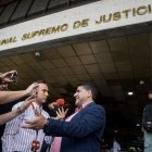 El precandidato presidencial Luis Ratti habla con la prensa a la entrada de la sede del Tribunal Supremo de Justicia (TSJ) este lunes 10 de julio en Caracas.