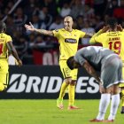 BAS63. LA PLATA (ARGENTINA), 11/04/2017.- El jugador de Barcelona Ariel Nahuelpan anota el segundo gol de su equipo hoy, martes 11 de abril del 2017, durante el partido por la Copa Libertadores entre Barcelona de Guayaquil y Estudiantes de La Plata, en el Estadio Único de La Plata (Argentina). EFE/Demián Estévez ARGENTINA FÚTBOL