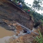 Destrucción. La enorme zanja se formó por el colapso de alcantarillas.