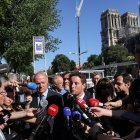 El ministro francés de Transporte, Clement Beaune (d) y Jean-Louis Georgelin, quien supervisa la reconstrucción de Notre Dame, hablan con los medios.