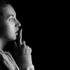 Al igual que las ilusiones ópticas engañan a la vista, las auditivas pueden hacer que las personas oigan periodos de tiempo más largos o más cortos de lo que realmente son.