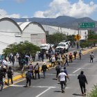 Cientos de pobladores y transportistas se enfrentan con integrantes de la Guardia Nacional y de la policía estatal, este martes 11 de julio en Guerrero, México.