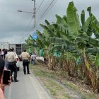 Elementos policiales acordonan el lugar donde fue hallado el cuerpo de una persona, mientras agentes forenses realizan el retiro de los restos humanos.