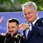 El presidente de Ucrania, Volodymyr Zelensky y el de Lituania, Gitanas Nauseda, durante una reunión dentro de la Cumbre de la OTAN.