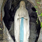 Una foto en la que se ubica a la gruta con la famosa imagen de la Virgen de Lourdes.