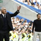 MADRID, 16/10/2022.- El entrenador del FC Barcelona, Xavi Hernández (i), y el entrenador del Real madrid Carlo Ancelotti, durante el partido de la novena jornada de Liga que Real Madrid y FC Barcelona disputan este domingo en el estadio Santiago Bernabéu de Madrid. EFE/ Sergio Pérez