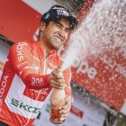 Narváez festejando como el primer ciclista ecuatoriano en alcanzar lo más alto del podio en la competencia austriaca.