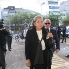 Acto. Patricia Ochoa, viuda de Gabela, ingresa al Consejo de Comunicación para recibir el informe del caso.