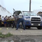 Agentes de Criminalística recogiendo indicios en un sector de Naranjal.