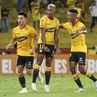 Fidel Martínez (c) autor del primer tanto de Barcelona celebra con sus compañeros.