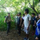 Senderismo. Siete personas guiadas por Jaime Arellano recorrieron el bosque, en la mañana del domingo pasado.