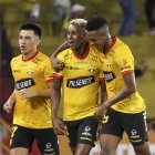 Fidel Martínez (c), autor del primer tanto de Barcelona, festejó junto a Fernando Gaibor y Joshué Quiñónez el gol de muy buena factura que marcó el camino de la victoria ante Estudiantes de La Plata.