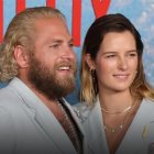 Jonah Hill y Sarah Brady escondiendo su verdadera relación detrás de las sonrisas.