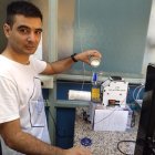 Rodrigo de Prada trabaja con la extrusora de filamento para impresión 3D.