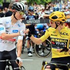 El esloveno Tadej Pogacar (i) se ubica a 17 segundos del danés Jonas Vingegaard (d), quien lidera el Tour de Francia.