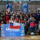 El presidente chileno Gabriel Boric (c), junto a un grupo de deportistas durante la ceremonia por la cuenta regresiva a 100 días del inicio de los Juegos Santiago 2023.