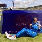 Kiara Rodríguez con la medalla de oro que ganó en la prueba de 100 metros en el Mundial  de Para- atletismo.