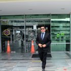 El perito Roberto Meza llega a la unidad de Criminalistica en Quito este 12 de julio de 2023.