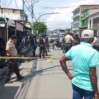 Esmeraldas. La policía acordonó el lugar donde ocurrieron los crímenes, en pleno centro de esta capital.