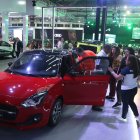 Híbrido. Clientes ven uno de los carros híbridos que se ofrecen a más de 17.000 dólares.