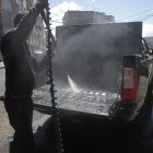 Cuota. Con 50 litros almacenados lavan hasta 25 carros pequeños, dicen los propietarios de lavadoras del sur de la urbe.