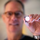 Uno de los desarrolladores del dispositivo, muestra el tamaño que es.