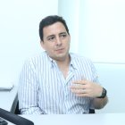 máster en planificación urbana y regional, graduado en la California State Polytechnic University Pomona, en EE.UU.