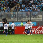 El plantel del Bombillo celebra el tanto de José Cevallos.