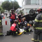 Atención. Los paramédicos le colocaron un cuello ortopédico a la mujer, quien al parecer presentaba golpes leves