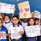 Los estudiantes muestran sus mensajes contra el consumo de drogas.