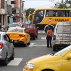 La falta de semáforo y el irrespeto a las señales de tránsito provocan trancones en las calles 4 de  Noviembre y Tulcán.