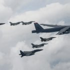 Los ejércitos surcoreanos y estadounidenses ejecutaron maniobras conjuntas con cazas y un bombardero B-52.