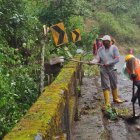 Trabajadores limpian un tramo de la vía Latacunga-La Maná, como medida preventiva por el mal tiempo que ha generado lluvias intensas.