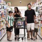 Lionel Messi junto a su familia en un supermercado de Miami