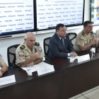 El comandante general Fausto Salinas (i) y el ministro Juan Zapata brindaron detalles de la captura.