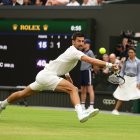Wimbledon (United Kingdom), 14/07/2023.- Novak Djokovic of Serbia in action during his Men"s Singles semi-final match against Jannik Sinnner of Italy at the Wimbledon Championships, Wimbledon, Britain, 14 July 2023. (Tenis, Italia, Reino Unido) EFE/EPA/NEIL HALL EDITORIAL USE ONLY