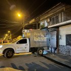 Un carro de la Policía forense llegó a la vivienda para el levantamiento de los cuerpos.