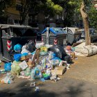 Grandes cantidades de basura sin recoger se evidencian en calles de Roma en las últimas semanas.