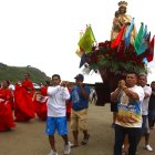 Procesión. Habitantes de El Palmar trasladan en andas a su patrona.