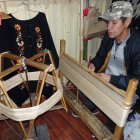 Actividad. César Rodas, en su taller de Gualaceo, a 38 kilómetros de Cuenca. En este cantón hay varios locales que venden los tejidos tradicionales.